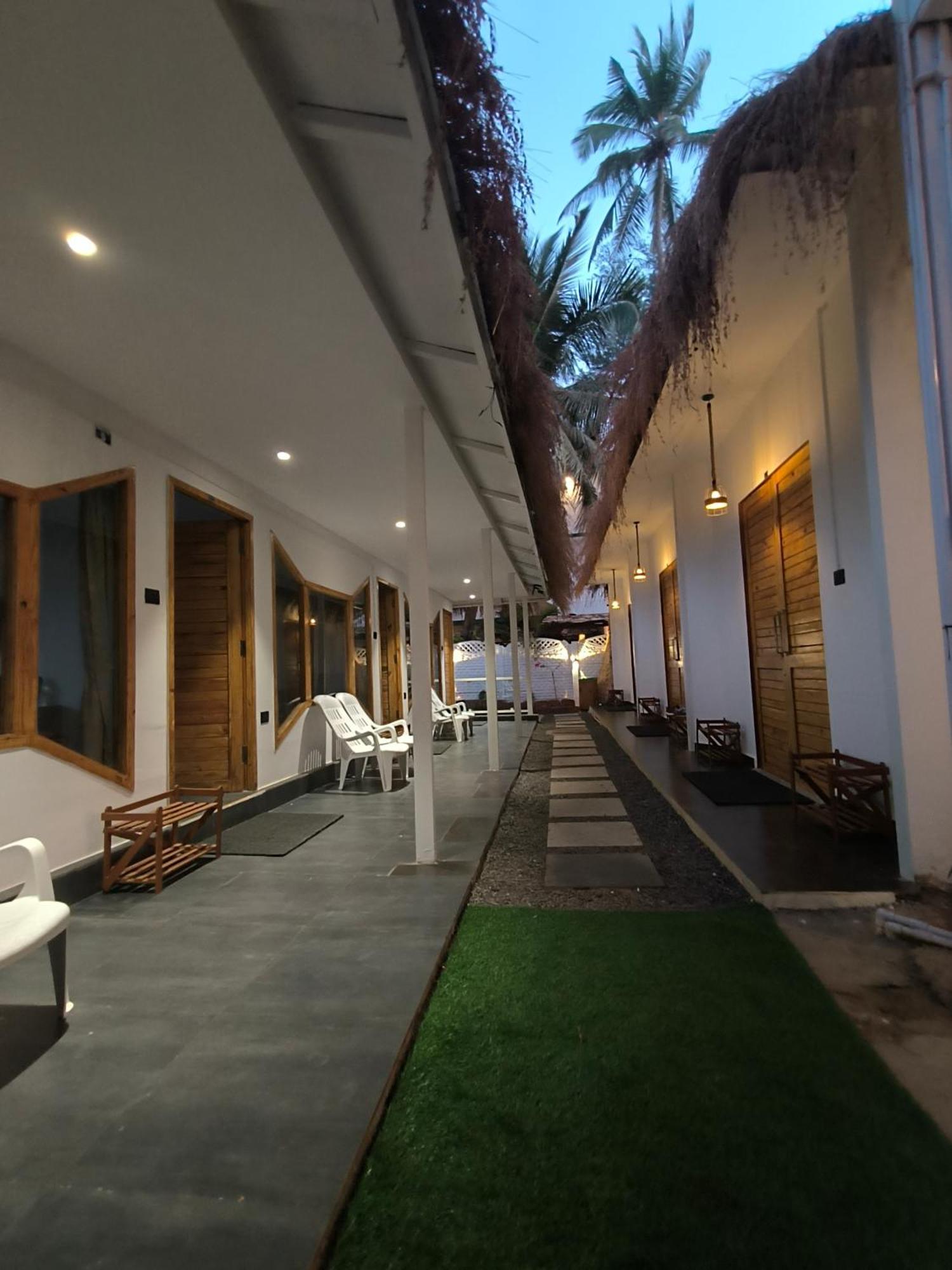 Aqua Beach Stays Ashwem Mandrem Kültér fotó