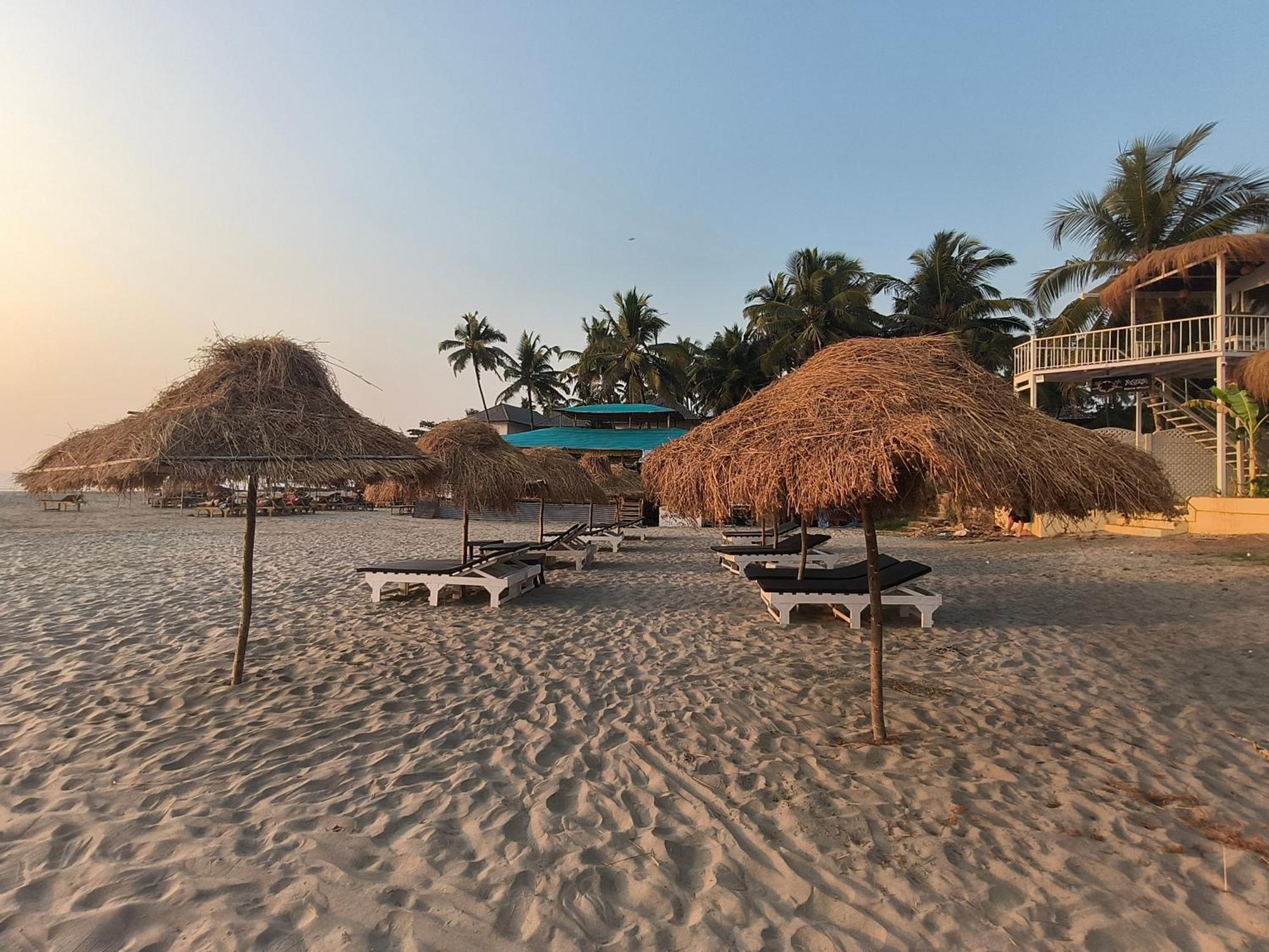 Aqua Beach Stays Ashwem Mandrem Kültér fotó