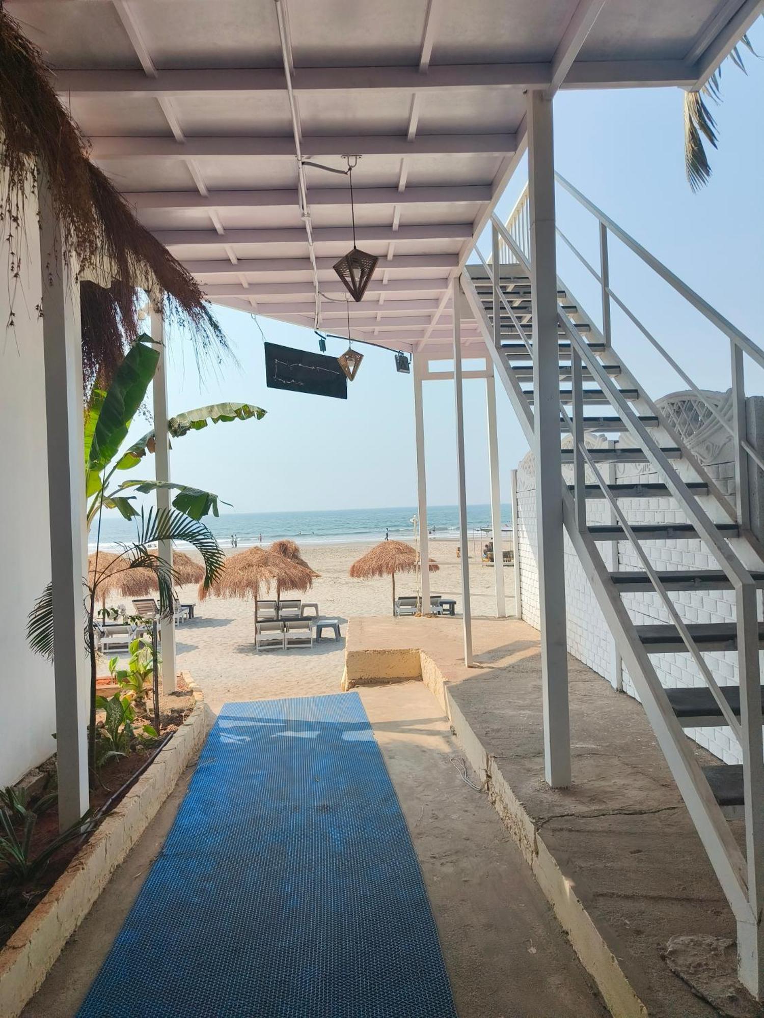 Aqua Beach Stays Ashwem Mandrem Kültér fotó