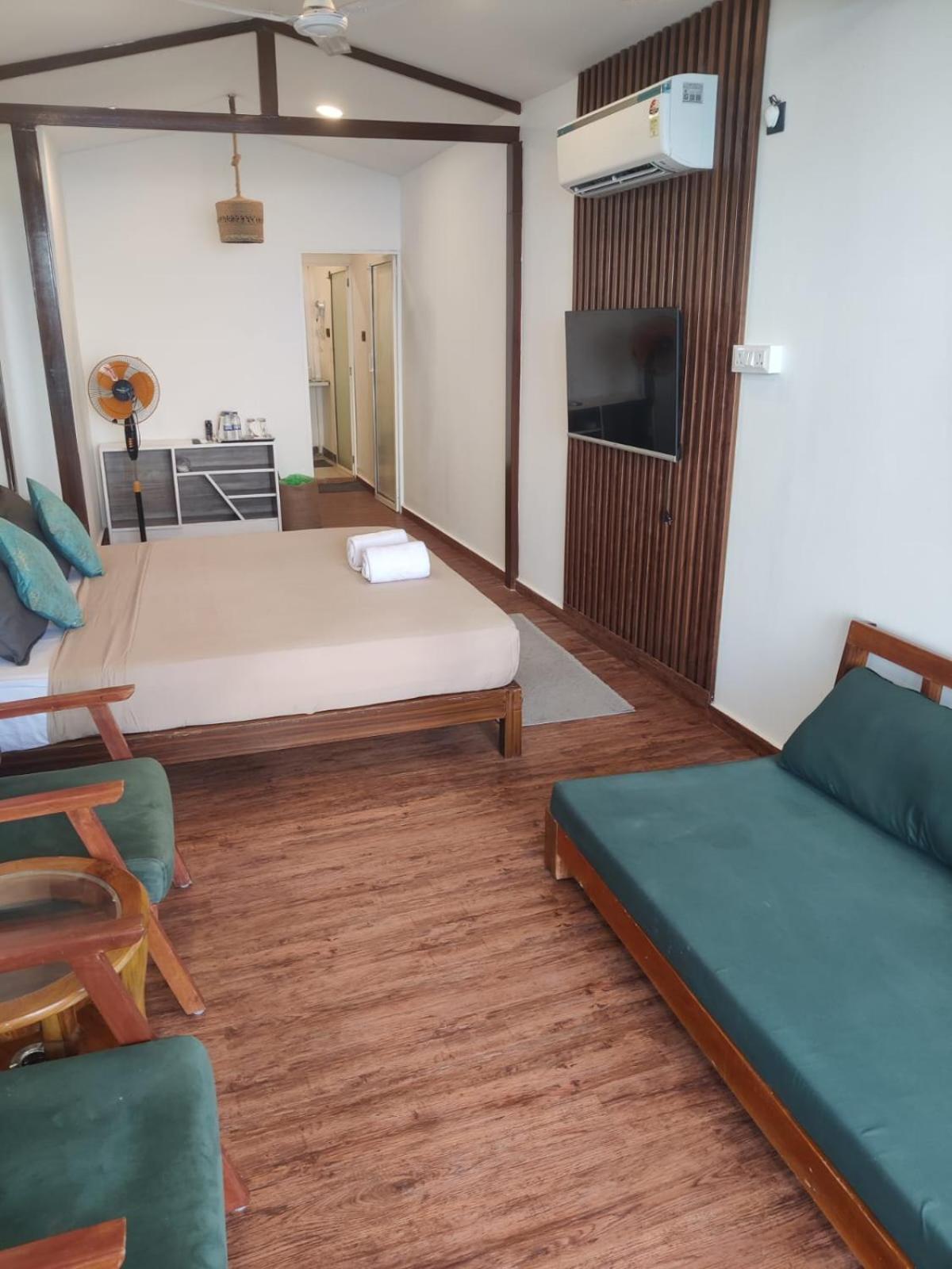 Aqua Beach Stays Ashwem Mandrem Kültér fotó